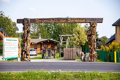 Einfahrt zur Ferienanlage